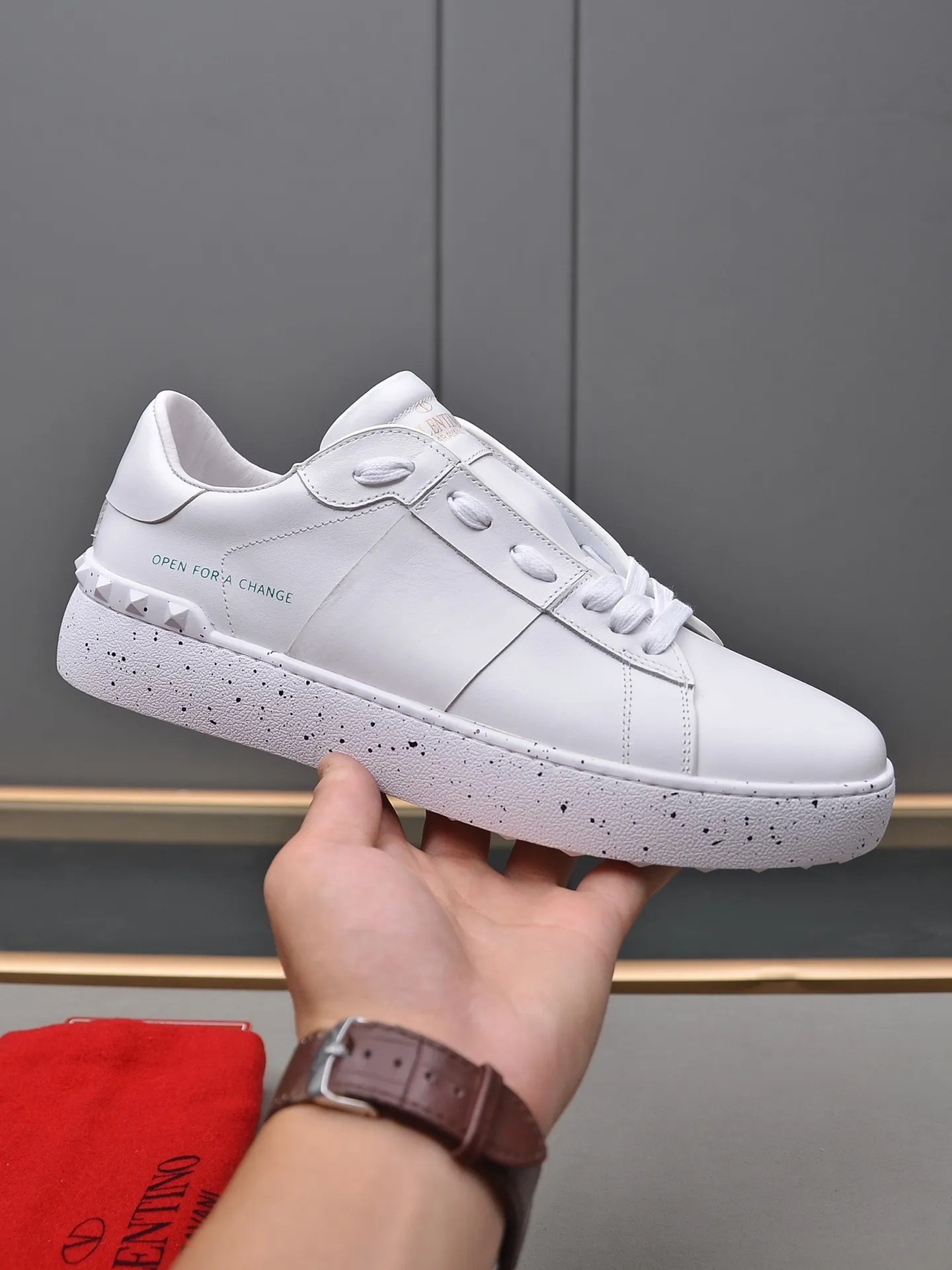 Men's shoes 460💰 (men and women couples) Valentino classic color matching series casual shoes. Made with heavy craftsmanship, good products pay attention to every detail. A must-have trendy item that can be worn all year round, it has been worn by many celebrities and Internet celebrities~~Imported cowhide surface, unique design concept, sheepskin lining, counter quality. Women’s clothing 35-40. Men’s clothing 39-44, 45-46 (returns and exchanges are not supported for custom-made items)